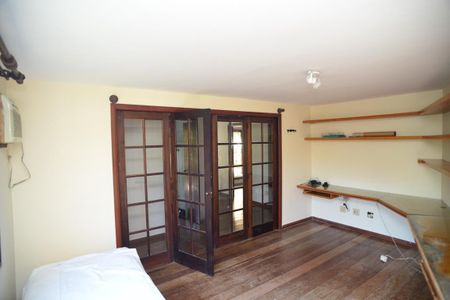 Casa de condomínio à venda com 304m², 4 quartos e 2 vagas Casa de condomínio à venda com 304m², 4 quartos e 2 vagasQuarto 3