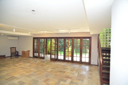 Casa de condomínio à venda com 304m², 4 quartos e 2 vagas Casa de condomínio à venda com 304m², 4 quartos e 2 vagasSala