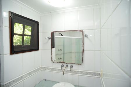 Casa de condomínio à venda com 304m², 4 quartos e 2 vagas Casa de condomínio à venda com 304m², 4 quartos e 2 vagasBanheiro Suíte