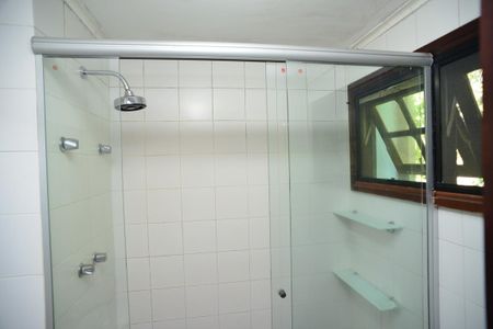 Casa de condomínio à venda com 304m², 4 quartos e 2 vagas Casa de condomínio à venda com 304m², 4 quartos e 2 vagasBanheiro Suíte