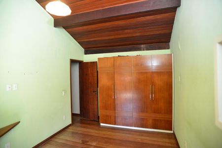 Casa de condomínio à venda com 304m², 4 quartos e 2 vagas Casa de condomínio à venda com 304m², 4 quartos e 2 vagasQuarto 2