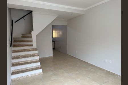 Sala de casa de condomínio para alugar com 2 quartos, 75m² em Jardim Jacinto, Jacareí