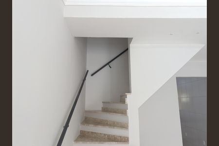 Casa de condomínio para alugar com 75m², 2 quartos e 1 vaga Casa de condomínio para alugar com 75m², 2 quartos e 1 vagaEscada