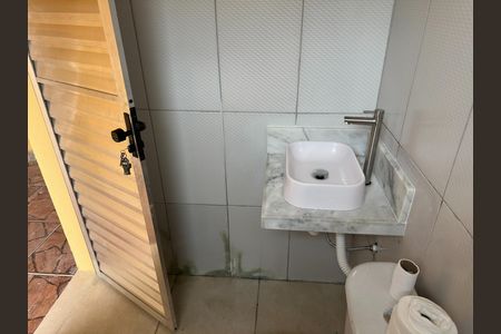 Banheiro de casa de condomínio para alugar com 2 quartos, 75m² em Jardim Jacinto, Jacareí