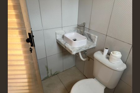 Casa de condomínio para alugar com 75m², 2 quartos e 1 vaga Casa de condomínio para alugar com 75m², 2 quartos e 1 vagaBanheiro