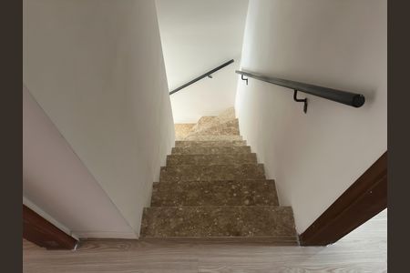 Casa de condomínio para alugar com 75m², 2 quartos e 1 vaga Casa de condomínio para alugar com 75m², 2 quartos e 1 vagaEscada