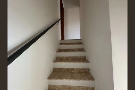 Casa de condomínio para alugar com 75m², 2 quartos e 1 vaga Casa de condomínio para alugar com 75m², 2 quartos e 1 vagaEscada