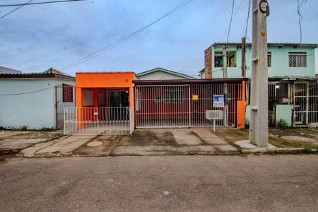Fachada de casa à venda com 2 quartos, 61m² em Farrapos, Porto Alegre