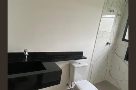 Banheiro de casa de condomínio para alugar com 3 quartos, 256m² em Condomínio Santa Adélia, Cotia