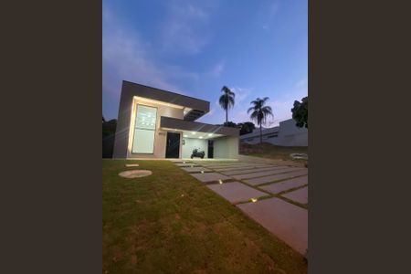 Casa de condomínio para alugar com 256m², 3 quartos e 4 vagas Casa de condomínio para alugar com 256m², 3 quartos e 4 vagasFachada