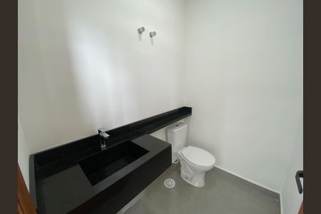 Banheiro de casa de condomínio para alugar com 3 quartos, 256m² em Condomínio Santa Adélia, Cotia