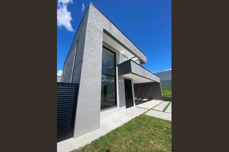 Casa de condomínio para alugar com 256m², 3 quartos e 4 vagas Casa de condomínio para alugar com 256m², 3 quartos e 4 vagasFachada