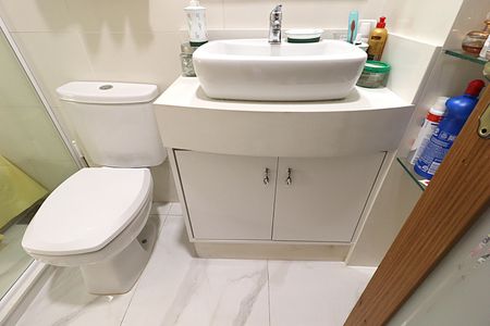 Banheiro da Suíte de casa à venda com 5 quartos, 262m² em São Geraldo, Porto Alegre