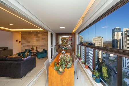 Apartamento à venda com 166m², 4 quartos e 3 vagasVARANDA