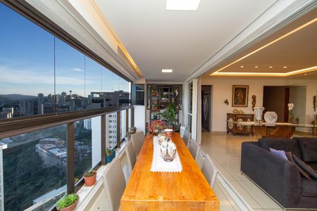 Apartamento à venda com 166m², 4 quartos e 3 vagasVARANDA