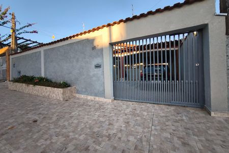 Casa à venda com 212m², 3 quartos e 3 vagas Casa à venda com 212m², 3 quartos e 3 vagasFachada