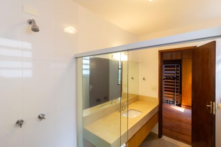 Banheiro da Suíte de casa de condomínio para alugar com 4 quartos, 110m² em Jardim Paulista, São Paulo