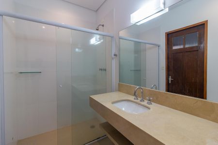 Casa de condomínio para alugar com 110m², 4 quartos e 1 vaga Casa de condomínio para alugar com 110m², 4 quartos e 1 vagaBanheiro da Suíte
