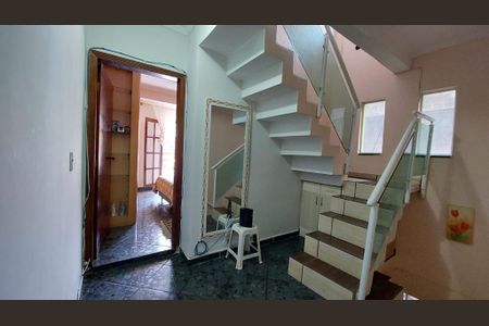 Casa à venda com 256m², 5 quartos e 2 vagas Casa à venda com 256m², 5 quartos e 2 vagasSala
