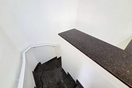 Casa de condomínio para alugar com 154m², 3 quartos e 4 vagas Casa de condomínio para alugar com 154m², 3 quartos e 4 vagasEscada