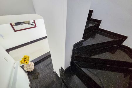 Casa de condomínio para alugar com 154m², 3 quartos e 4 vagas Casa de condomínio para alugar com 154m², 3 quartos e 4 vagasEscada