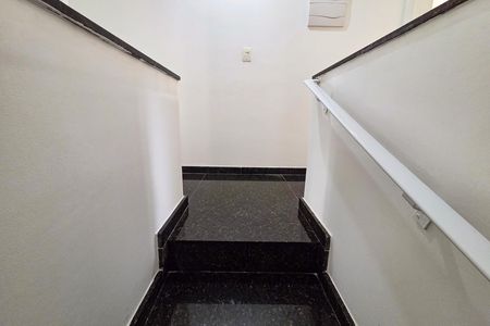 Casa de condomínio para alugar com 154m², 3 quartos e 4 vagas Casa de condomínio para alugar com 154m², 3 quartos e 4 vagasEscada