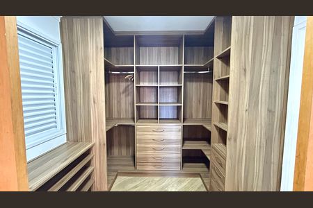Apartamento à venda com 75m², 2 quartos e 2 vagas Apartamento à venda com 75m², 2 quartos e 2 vagasCloset da suíte