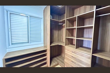 Apartamento à venda com 75m², 2 quartos e 2 vagas Apartamento à venda com 75m², 2 quartos e 2 vagasCloset da suíte