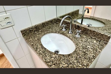 Apartamento à venda com 75m², 2 quartos e 2 vagas Apartamento à venda com 75m², 2 quartos e 2 vagasBanheiro 1