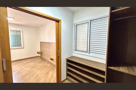 Apartamento à venda com 75m², 2 quartos e 2 vagas Apartamento à venda com 75m², 2 quartos e 2 vagasCloset da suíte