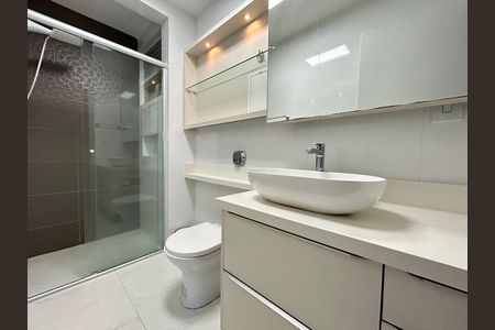 Banheiro Social de apartamento para alugar com 3 quartos, 81m² em Estreito, Florianópolis