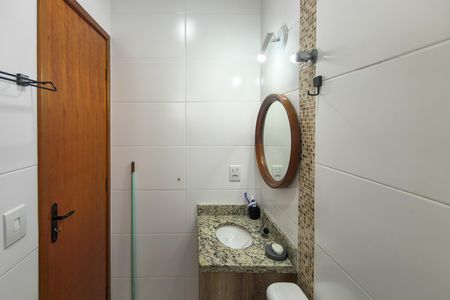 Banheiro da Suíte 1 de casa de condomínio para alugar com 2 quartos, 74m² em Maracanã, Praia Grande