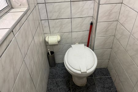 Banheiro de serviço de apartamento para alugar com 1 quarto, 55m² em José Menino, Santos