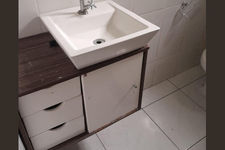 Banheiro de apartamento para alugar com 2 quartos, 75m² em Covanca, São Gonçalo
