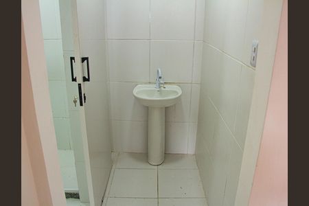 Banheiro - torneira de casa de condomínio para alugar com 2 quartos, 78m² em Guaratiba, Rio de Janeiro