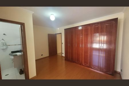 Casa para alugar com 250m², 4 quartos e 2 vagas Casa para alugar com 250m², 4 quartos e 2 vagasSuite