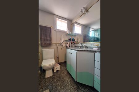 Casa de condomínio à venda com 240m², 4 quartos e 1 vaga Casa de condomínio à venda com 240m², 4 quartos e 1 vagaBanheiro da Suíte 1