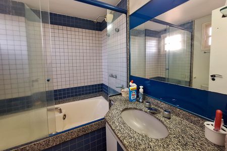 Casa de condomínio à venda com 240m², 4 quartos e 1 vaga Casa de condomínio à venda com 240m², 4 quartos e 1 vagaBanheiro da Suíte 2