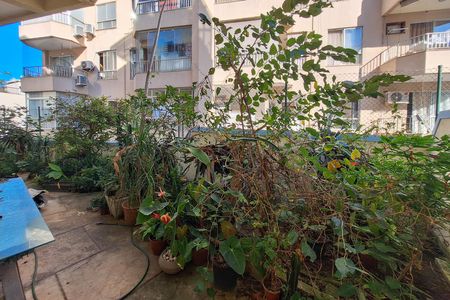 Casa de condomínio à venda com 240m², 4 quartos e 1 vaga Casa de condomínio à venda com 240m², 4 quartos e 1 vagaQuintal