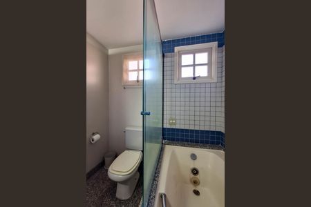 Casa de condomínio à venda com 240m², 4 quartos e 1 vaga Casa de condomínio à venda com 240m², 4 quartos e 1 vagaBanheiro da Suíte 2