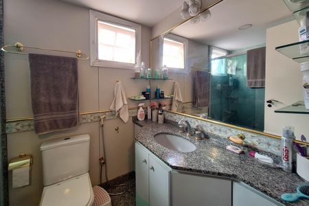 Casa de condomínio à venda com 240m², 4 quartos e 1 vaga Casa de condomínio à venda com 240m², 4 quartos e 1 vagaBanheiro da Suíte 1