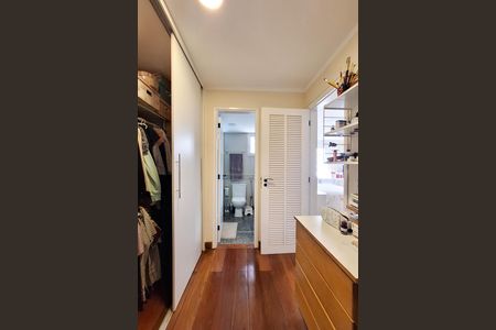Casa de condomínio à venda com 240m², 4 quartos e 1 vaga Casa de condomínio à venda com 240m², 4 quartos e 1 vagaCloset da suíte 1