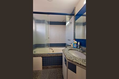 Casa de condomínio à venda com 240m², 4 quartos e 1 vaga Casa de condomínio à venda com 240m², 4 quartos e 1 vagaBanheiro da Suíte 2