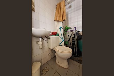 Casa de condomínio à venda com 240m², 4 quartos e 1 vaga Casa de condomínio à venda com 240m², 4 quartos e 1 vagaBanheiro de serviço