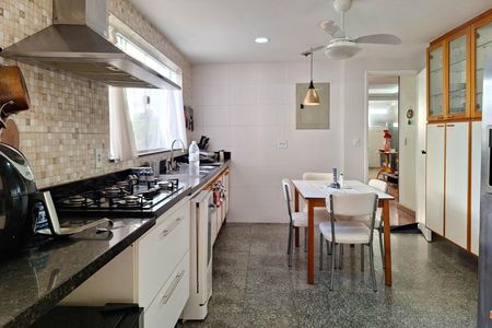 Casa de condomínio à venda com 240m², 4 quartos e 1 vaga Casa de condomínio à venda com 240m², 4 quartos e 1 vagaCozinha