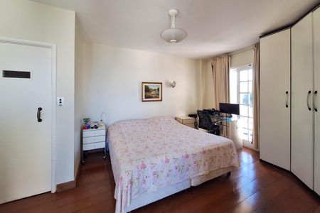 Casa de condomínio à venda com 240m², 4 quartos e 1 vaga Casa de condomínio à venda com 240m², 4 quartos e 1 vagaSuíte 2