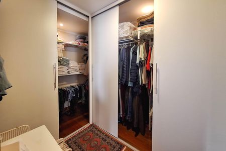 Casa de condomínio à venda com 240m², 4 quartos e 1 vaga Casa de condomínio à venda com 240m², 4 quartos e 1 vagaCloset da suíte 1