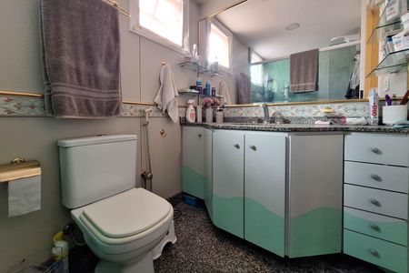 Casa de condomínio à venda com 240m², 4 quartos e 1 vaga Casa de condomínio à venda com 240m², 4 quartos e 1 vagaBanheiro da Suíte 1
