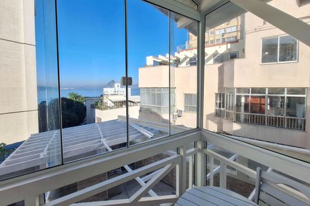 Casa de condomínio à venda com 240m², 4 quartos e 1 vaga Casa de condomínio à venda com 240m², 4 quartos e 1 vagaQuarto 1