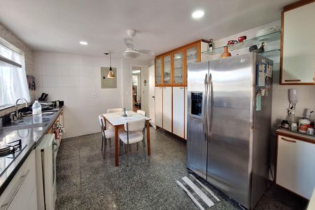 Casa de condomínio à venda com 240m², 4 quartos e 1 vaga Casa de condomínio à venda com 240m², 4 quartos e 1 vagaCozinha